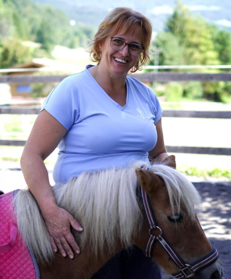 Karin Sailer mit Pony vor dem Familienhotel Sailer Stefan Hochzeiger Haus